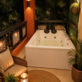 Jacuzzi Room in a shared Villa with Swimming pool, hotel in Thane