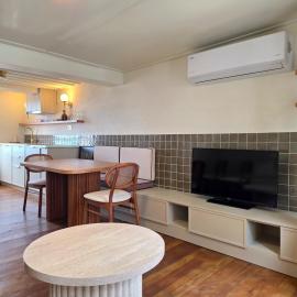 Historic Greek House with Sea View Balcony, hotel in Ayvalık