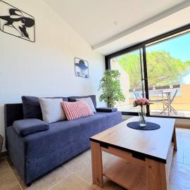 Beau T2 de standing sur le Golf avec balcon et clim, hotel in Saint-Cyprien-Plage