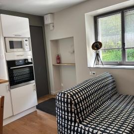Petite maison privée de 33m2 Beaucouzé avec étang, hotel in Beaucouzé