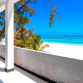 Uroa beachfront apartment, Indian Ocean views, hotel a Uroa