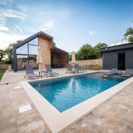 Luxury Family Villa with Private Pool & Sauna, hotel di Mala Gorana