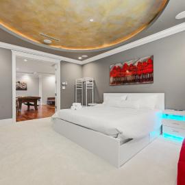 Luxury 2BR Retreat Near UBC with Sauna, Theatre & Pool Table, hotel v destinaci Vancouver