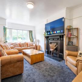 4-Bed Sutton Home, Games Room & Parking, Sleeps 8
