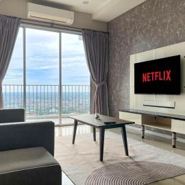 Lake Garden View 3BR Condo High Floor with Swimming Pool Free WiFi and Netflix Near Taiping Zoo, hotel a Taiping