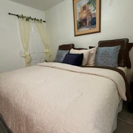 Serenity Garden Studio with Pool, hotel in Naples