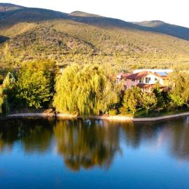 Ranchoto Guest House Cozy Lake and Nature Escape, hotell sihtkohas Tvŭrditsa