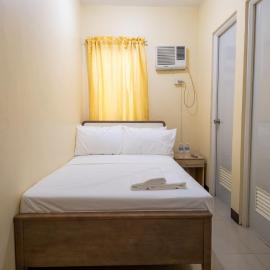 RedDoorz at Perpetual Tanguile Travellers Inn, hotel in Manilla