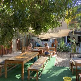 Hostal Zipolite Jardin , AC , Wifi - Kitchen - 3 minutes Walking Beach, hotel i Zipolite