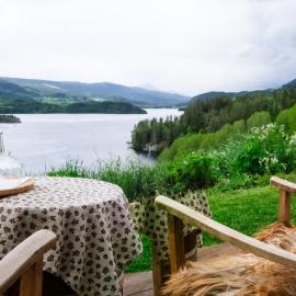 Cosy basement room, bathtub and sauna with a stunning view, hotel en Løken