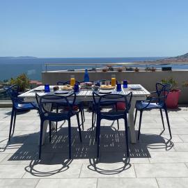 Suite avec 2 chambres d'hôtes pour 1 à 4 personnes avec vue mer, terrasse, climatisation, parking privé, proche port et aéroport, petit déjeuner inclus, hotel in Ajaccio