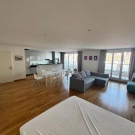 New Penthouse Loft with Rooftop Terrace 50sqm, Hot Tub, Open Kitchen Island, 2 BR, City Center