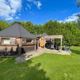 Chalet confortable avec piscine partagée à Chazemais, hotel u gradu Chazemais