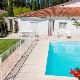 Viesnīca Villa charmante à Meynes avec piscine privée pilsētā Meynes