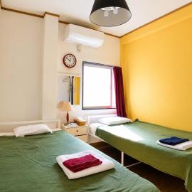 Guesthouse LuLuLu 無料朝食&夕食ｶﾚｰ付き ﾛｰｿﾝ隣 街まで電車8分, hotel a Kochi