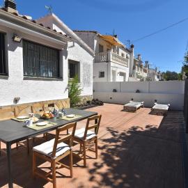Empuriabrava Byblos Acogedora casa con jardín privado y piscina comunitaria en Empuriabrava Costa Brava, Hotel in Empuriabrava