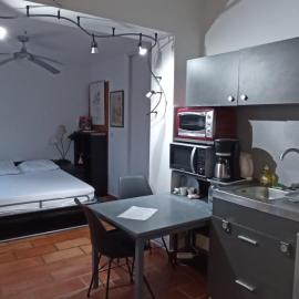 Studio dans mas provençal, hotel din Caissargues