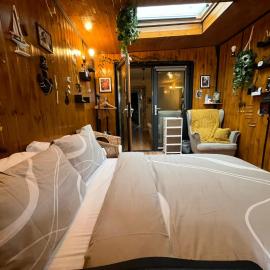 Private Garden Suite with Exclusive Living Room - Shared Home, hotel u gradu Kilkok