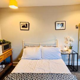 Stylish Velux Ensuite Room, Self Check-in, Fast WiFi and Free Parking