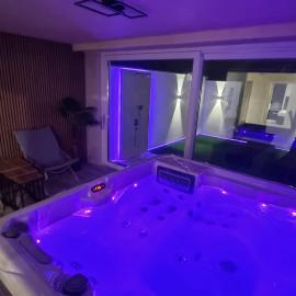 Hidden Gardens Luxury Apartments with Jacuzzi