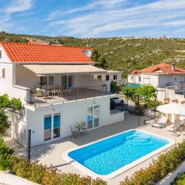 Cozy mediterranian-style villa