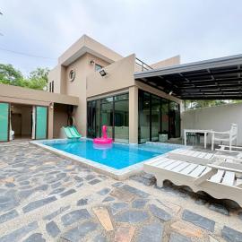 A1-Mountain View Private Pool Villa-บางแสน: Çonburi şehrinde bir otel