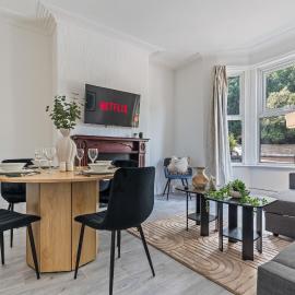 Luxury 6BR House | Sleeps 13 | Free Parking