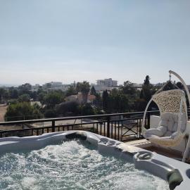 Othello Apartment with Pool, Balcony, Rooftop Hot Tub & 800 m walk to sandy beach