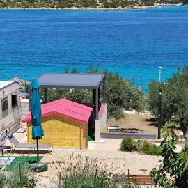 Caravan with private toilet and kitchen 2, hotel em Grebaštica