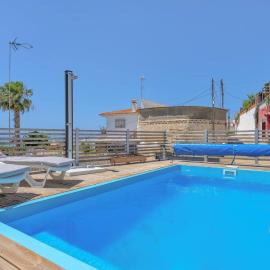 Benajarafe Family Cottage with Pool & Sea Views, hótel í Vélez-Málaga