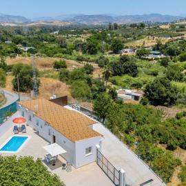 Casa Elisa Rural Pool Villa with Mountain Views, hotel a Coín