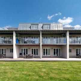 Lakeside Cotswolds apartment on Lower Mill Estate nature reserve with free spa and pool access, hotel in Somerford Keynes