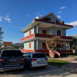 3 Roots Villa, hotel i Krujë