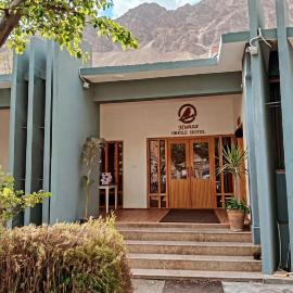 Hunza Oriole Hotel, מלון בAlīābād