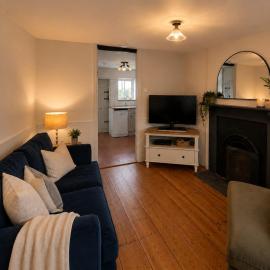 The Baker's Cottage - On bed - Grade II Listed Cottage Near Cathedral in Arundel