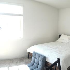 Large Bedroom with Private Bath Free Washer Dryer Internet, hotel in Upland