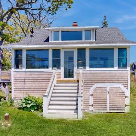 Ocean Point Colony Home w/ Sunroom & Sweeping Ocean Views, Dog-friendly, hotel u gradu 'East Boothbay'