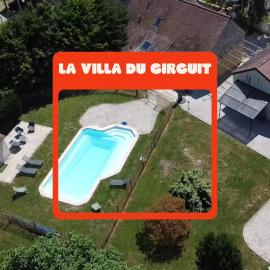 "Villa du Circuit" avec Piscine, 4 Chambres, 4 SDB, à 8 min du circuit, parking et portail électrique โรงแรมในMars-sur-Allier