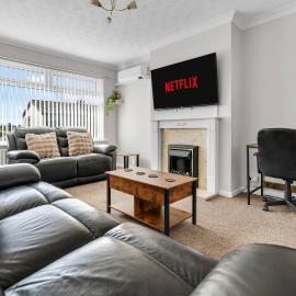 Modern 3 BedROOM House with Air Conditioning & Parking