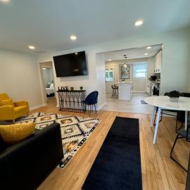 Fortville Fun! 2BR Stylish Home with Game Garage, hotel a Fortville