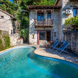 Forest stone Villa with pool, hotel in Kriopigi