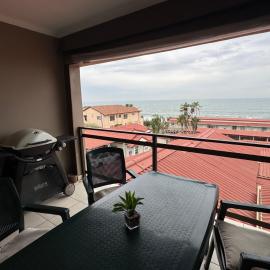 Two-bedroom Apartment with Balcony and Sea View, hotel az Uvongo-part