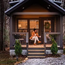 The Cozy Doe Tiny Home in the Woods with Fire Pit, hotel u gradu 'Monteagle'