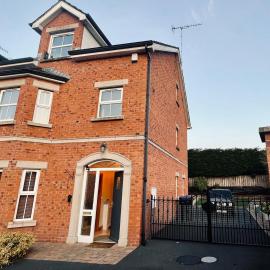 Highfields GAA-Football entire house Omagh Town, hotel in Omagh