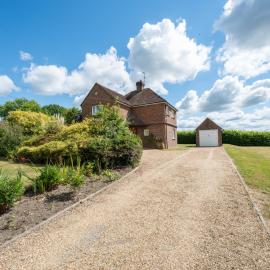 Beautiful Large 3 Bed House with Large Drive and Garden