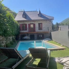 Maison de village à la montagne, hôtel à Ustou
