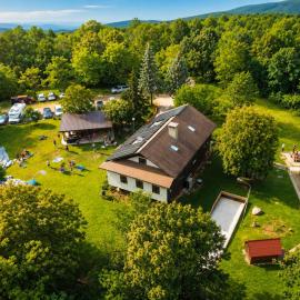 Koča sredi gozda, hotelli kohteessa Kanal