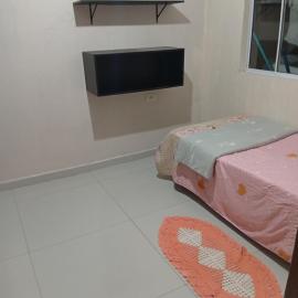 Quarto em edícula com banheiro espaço privativo