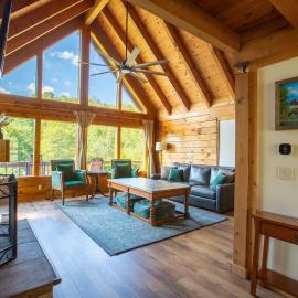 New Hot Tub - Sweet Pines Cabin Sleeps Up To 8, hotel a Patriot