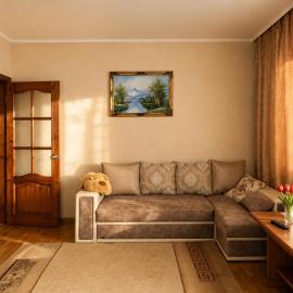 Посуточно 3х комнатная квартира, hotel in Ustʼ-Kamenogorsk